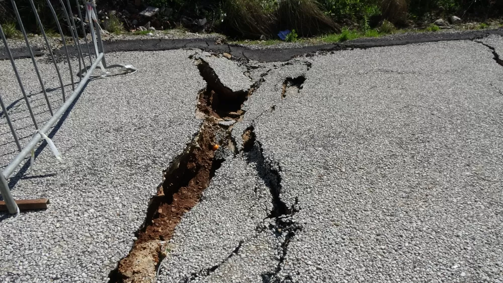 Antalya'da heyelan riski 3 bina tahliye edildi, sokak trafiğe kapatıldı