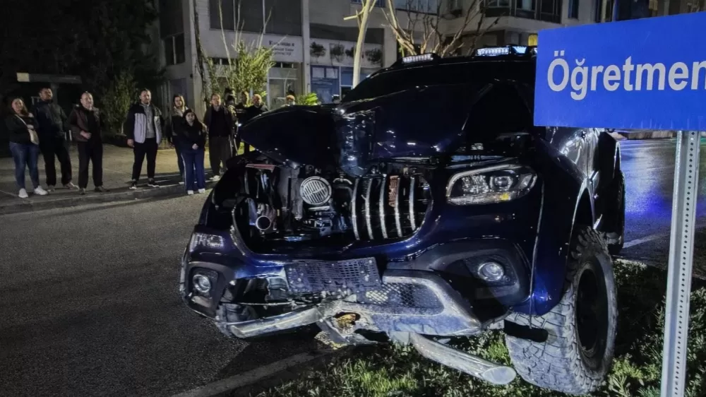 Gazipaşa’da kamyonet refüje çıktı: 2 yaralı