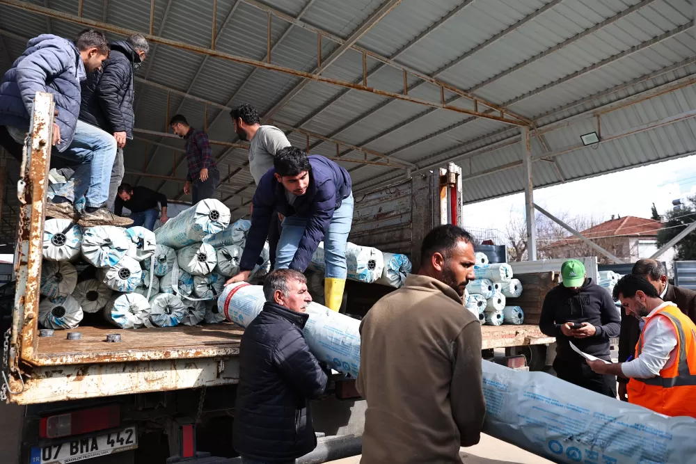 Antalya Büyükşehir'den hortum ve yağıştan zarar gören çiftçilere destek