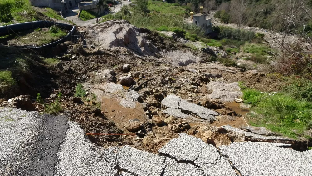 Antalya'da heyelan riski 3 bina tahliye edildi, sokak trafiğe kapatıldı