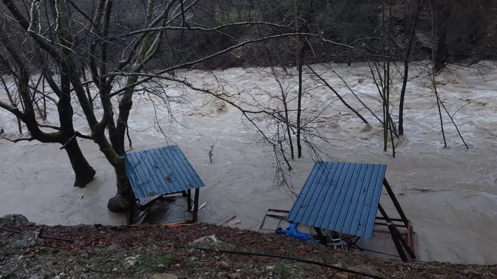 Gündoğmuş'ta sağanak, Uçansu Şelalesi'ni coşturdu