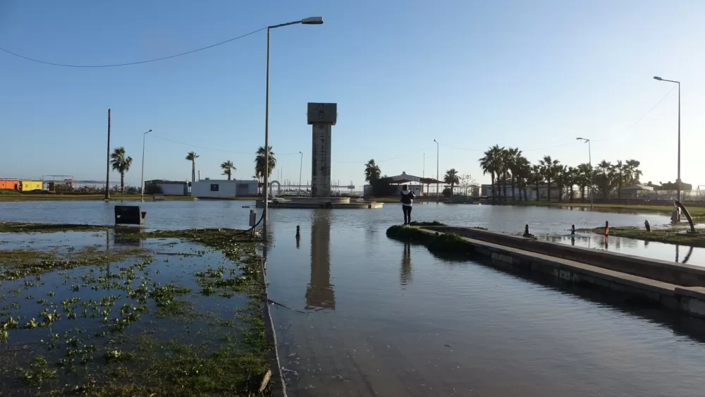 Manavgat'ta dev dalgalar Titreyengöl'ü denizle birleştirdi