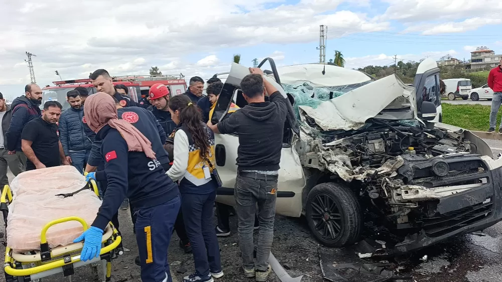Hafif ticari aracın çarptığı midibüs devrildi: 7 yaralı