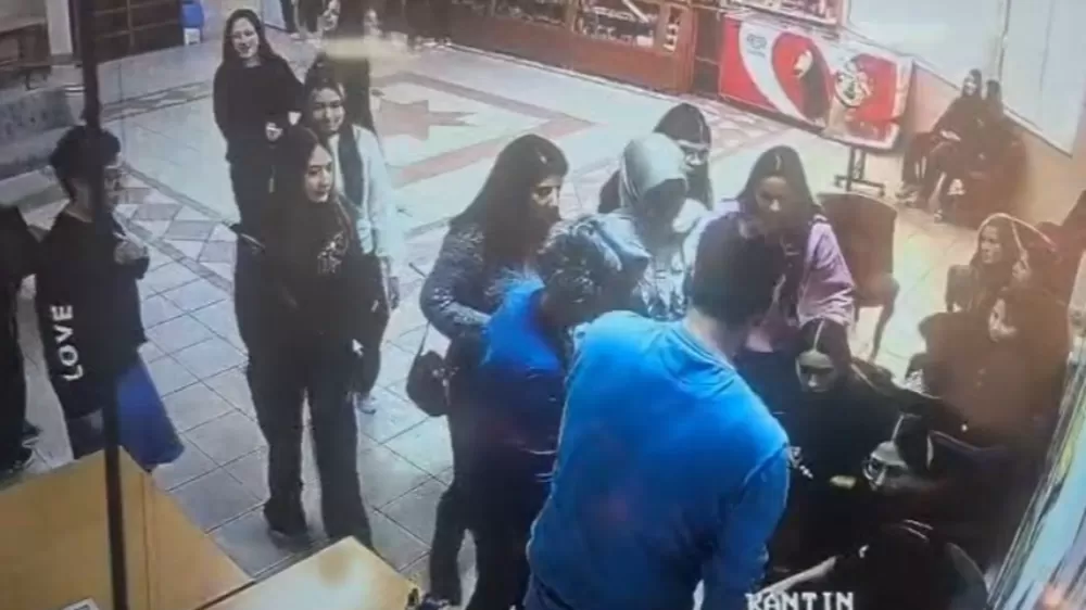  Isparta'da boğazına yiyecek kaçan öğrenciyi öğretmenler heimlich manevrasıyla kurtardı O An Öleceğimi Zannettim 