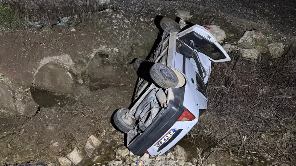 Isparta'da otomobil şarampole yuvarlandı: 5 yaralı