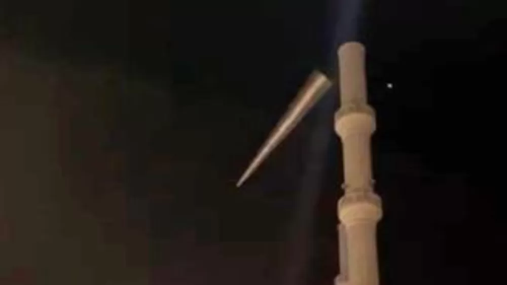 Isparta'da şiddetli fırtına cami külahını yerinden söktü