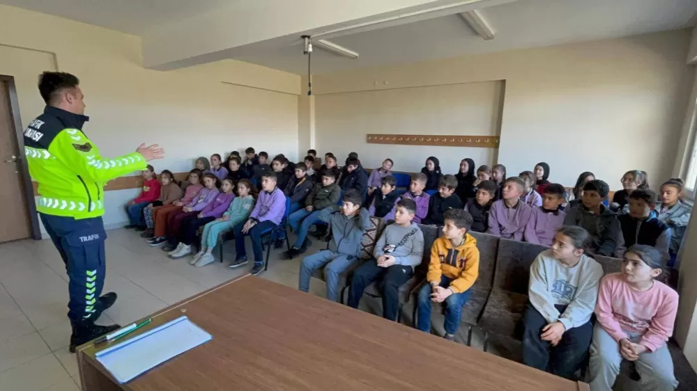 Jandarmadan öğrenci ve vatandaşlara trafik eğitimi