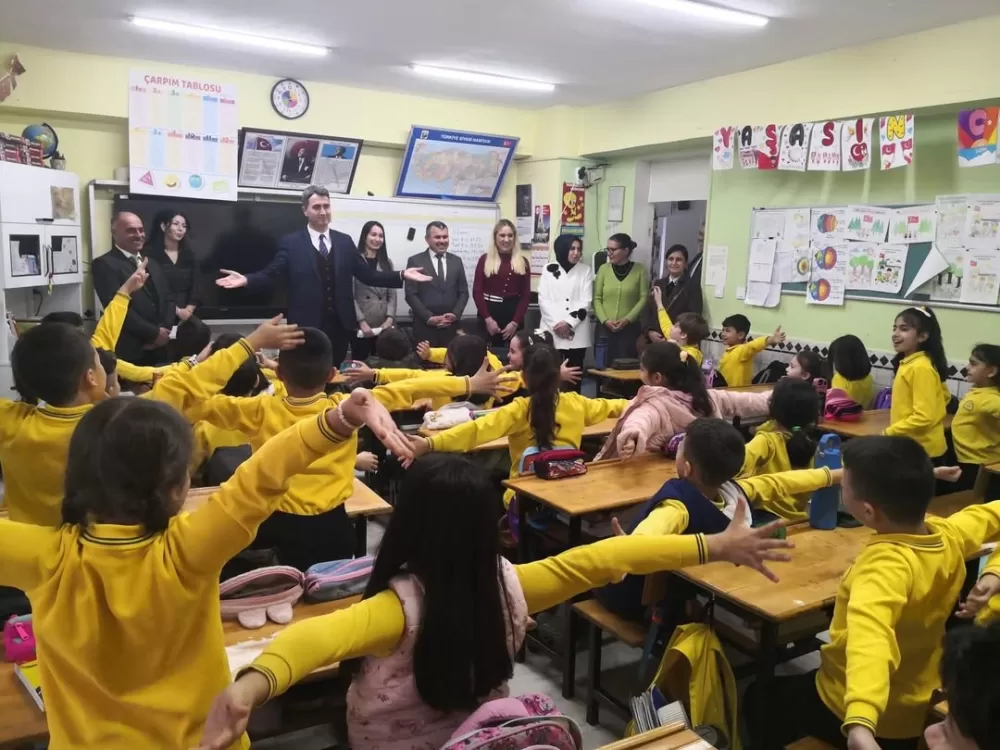 Bucak’ta eğitimde 'Kucaklaşma' mesaisi Kaymakam Kuruca ziyaret etti