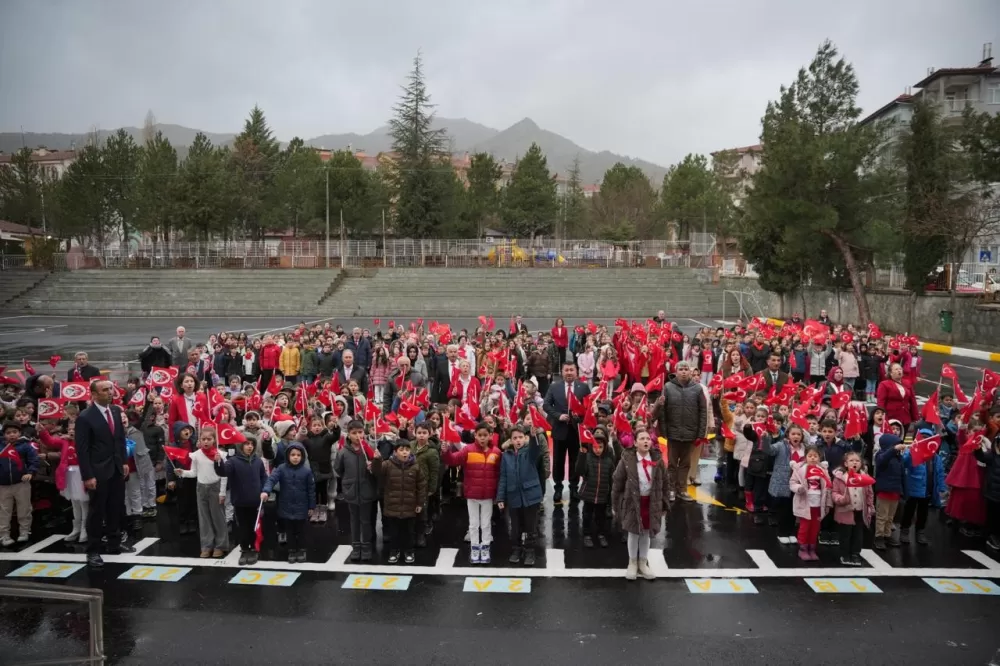 Isparta'daki okullarda ikinci yarıyılın ilk dersi bayrak sevgisi oldu