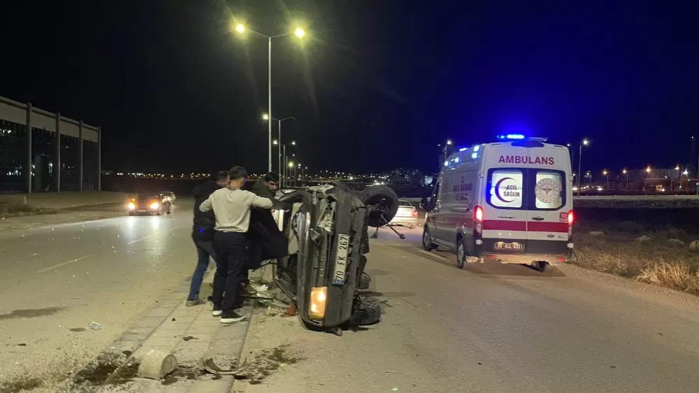    Karaman’da beton duba ve aydınlatma direğine çarpan otomobil yan yattı 2 yaralı