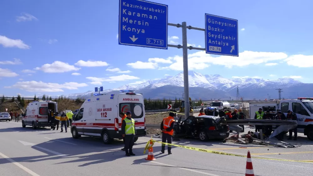   Karaman'da Otomobil bariyerlere ok gibi saplandı  Anne ve baba öldü, kız çocukları yaralandı