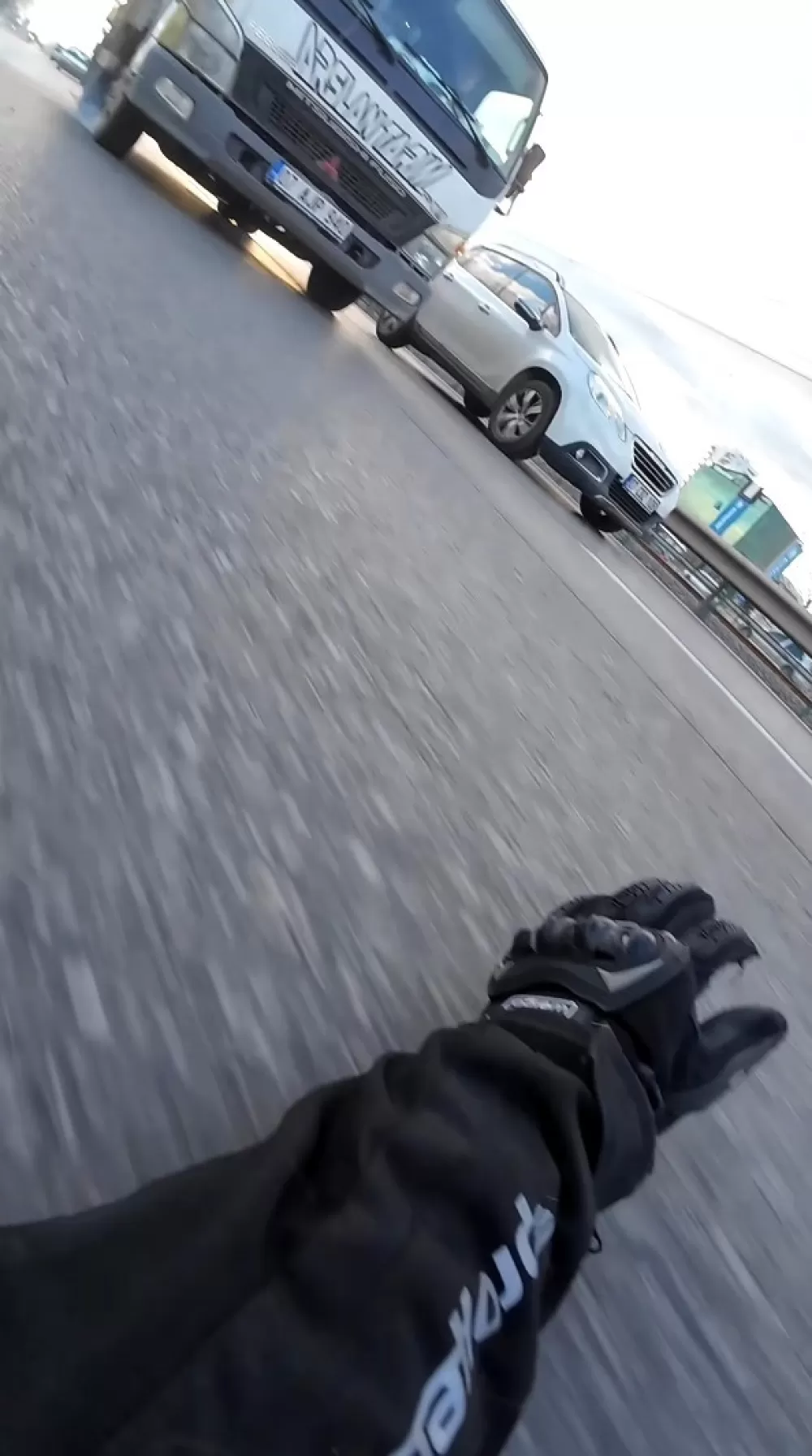 Antalya'da faciadan dönülen o anlar kamerada Motokurye ölümle burun buruna geldi