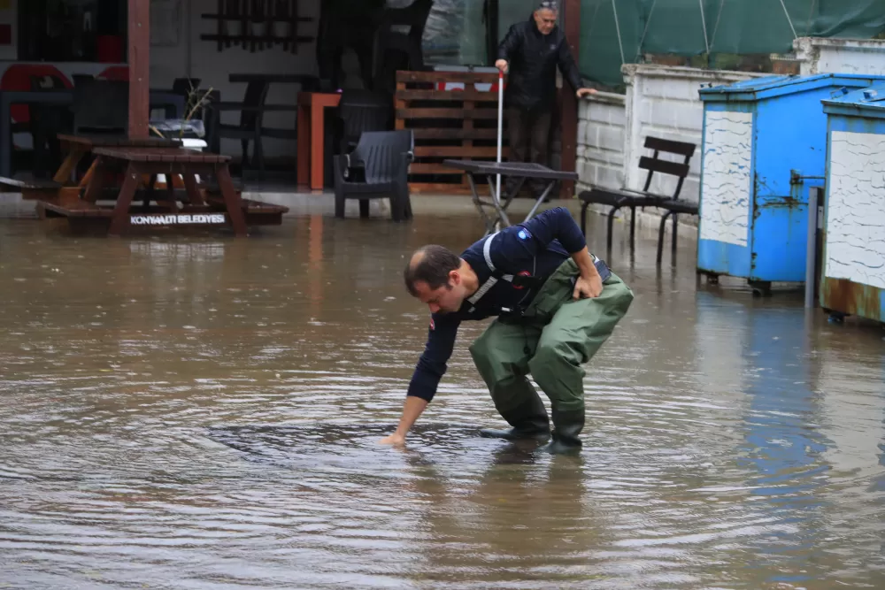 Antalya'da servis aracı mahsur kaldı! Ekipler tarafından tahliye edildiler