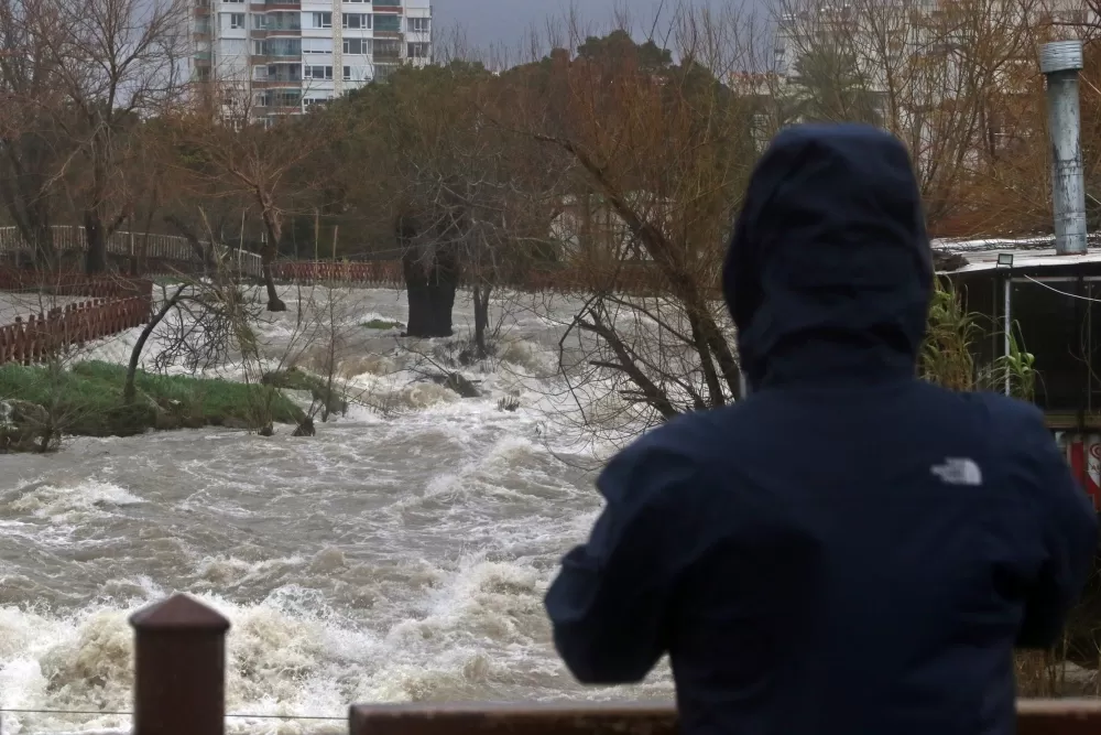 Düdenden akıp kahverengiye bürüdü! Dev dalgalar şelaleyi tersine döndürdü
