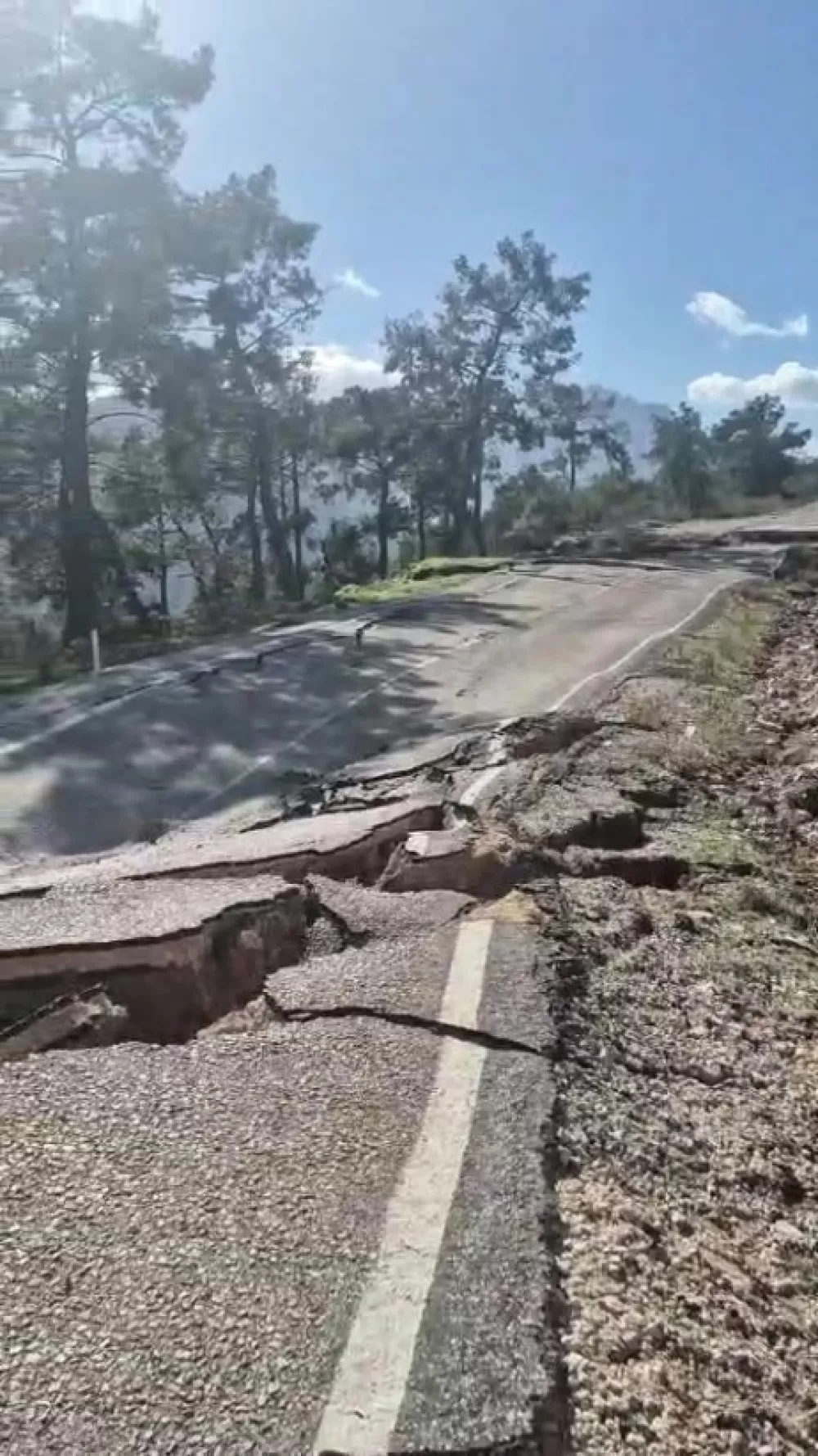 Antalya'da 3 mahallenin ulaşımını sağlayan yol çöktü