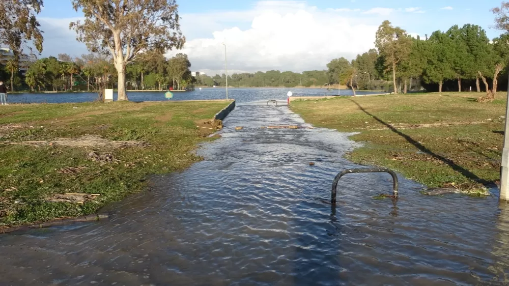 Manavgat'ta dev dalgalar Titreyengöl'ü denizle birleştirdi