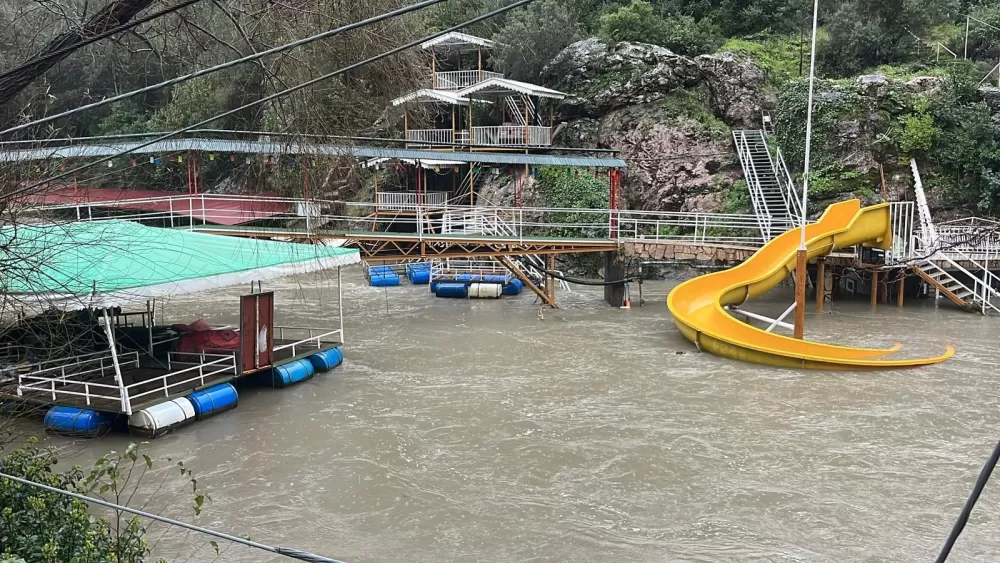 Alanya'da sağanak bilançosu! Dimçayı taştı, işletmeler sulara gömüldü  