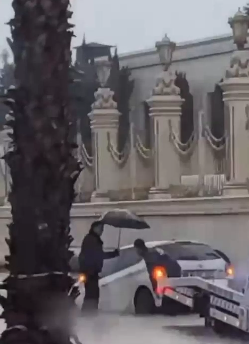 Antalya’da kuvvetli sağanak taşkınlara yol açtı minibüste mahsur kalanlar kepçe yardımıyla kurtarıldı.