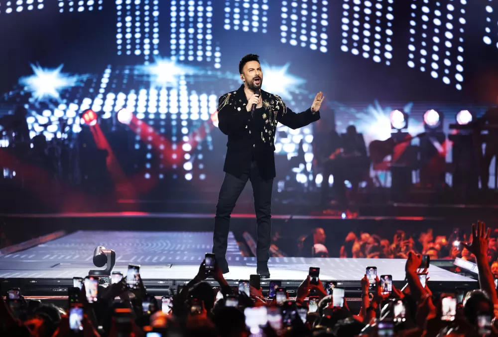 Megastar Tarkan sevenlerine unutulmaz bir gece yaşattı  yaklaşık 50 bin kişi dinledi