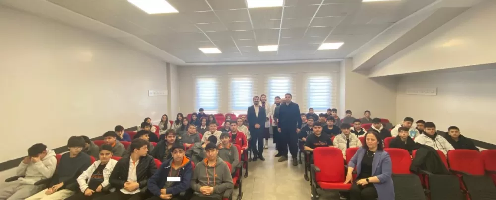 Gazeteci Hakan Bakar genç iletişimcilerle deneyimlerini paylaştı