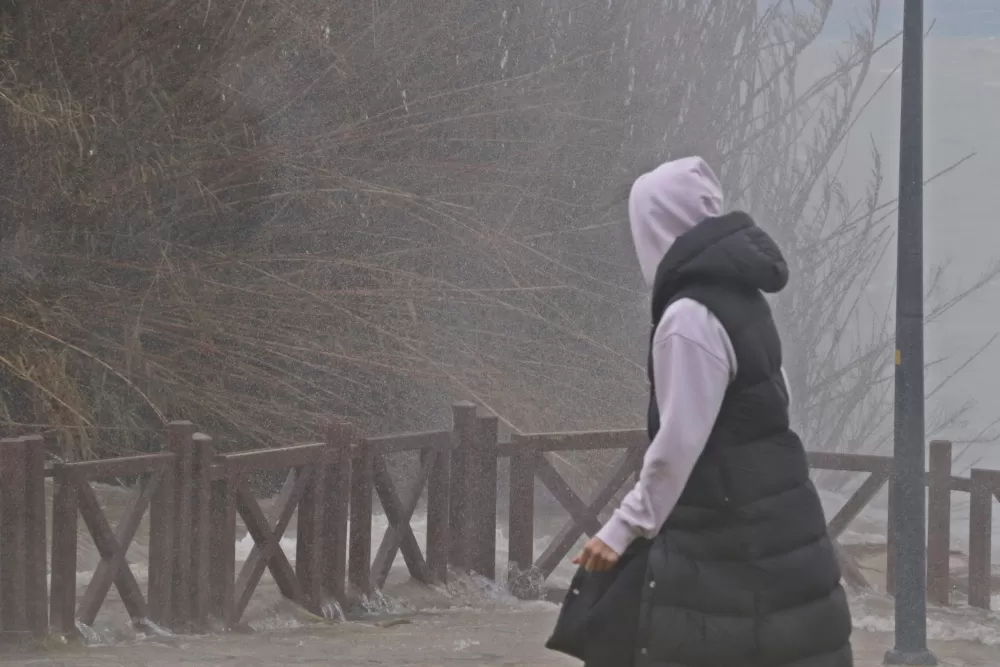 Düdenden akıp kahverengiye bürüdü! Dev dalgalar şelaleyi tersine döndürdü