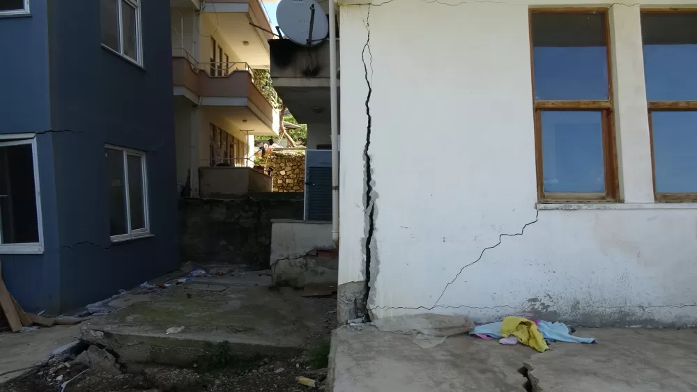 Antalya'da heyelan riski 3 bina tahliye edildi, sokak trafiğe kapatıldı