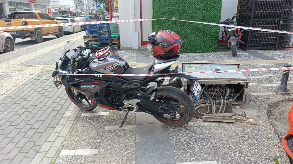 Otomobil ile çarpışan motosikletli metrelerce savruldu