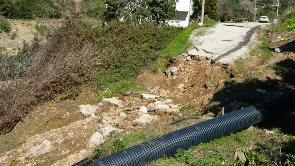 Antalya'da heyelan riski 3 bina tahliye edildi, sokak trafiğe kapatıldı