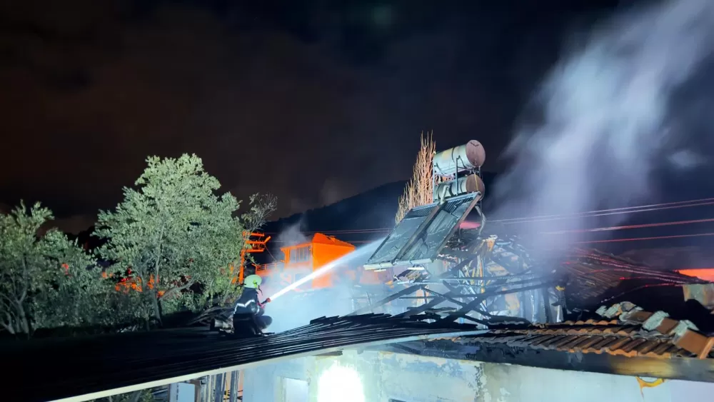 Bucak'ta ev yangını korkuttu Ekipler seferber oldu