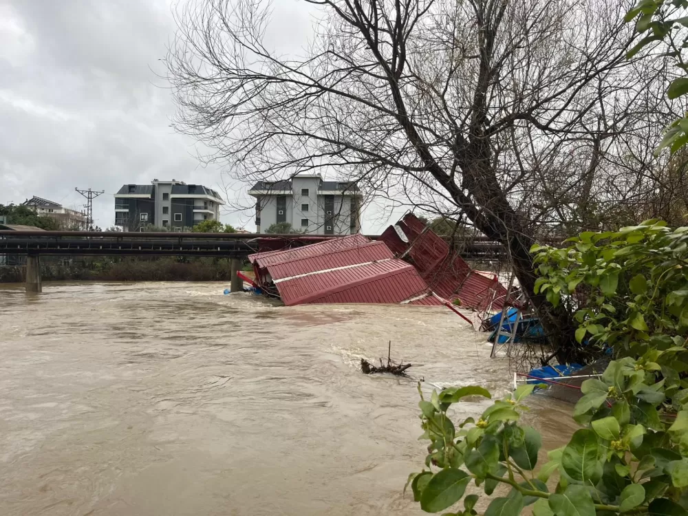 Alanya'da sağanak bilançosu! Dimçayı taştı, işletmeler sulara gömüldü  