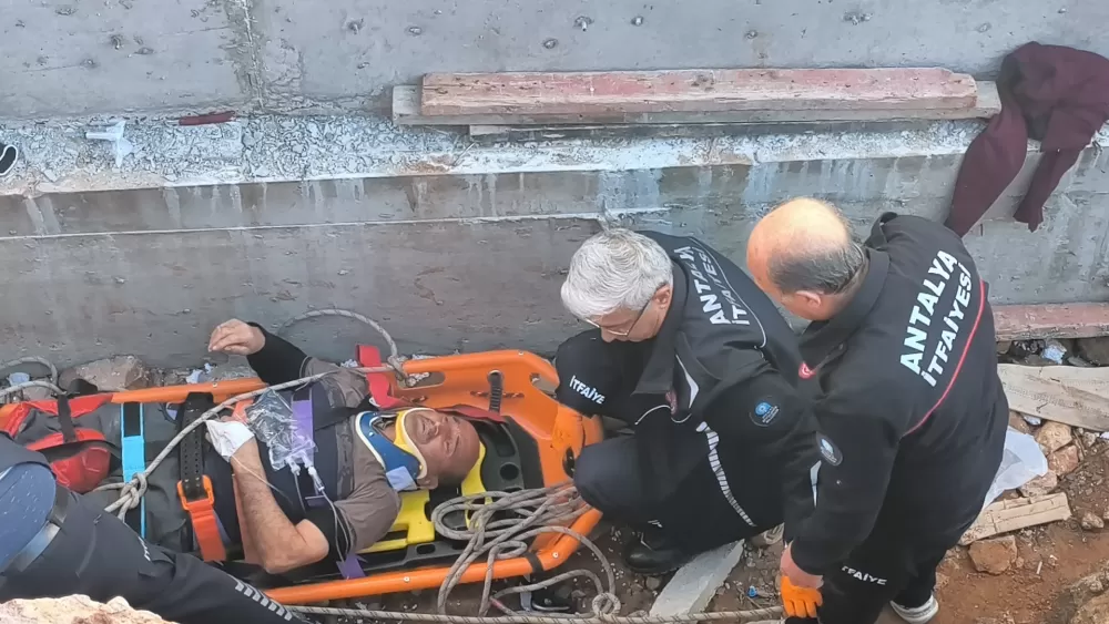 Antalya’da inşaatta toprağın azizliğine uğradı Basket sedyeyle ipli düzenek kuruldu!