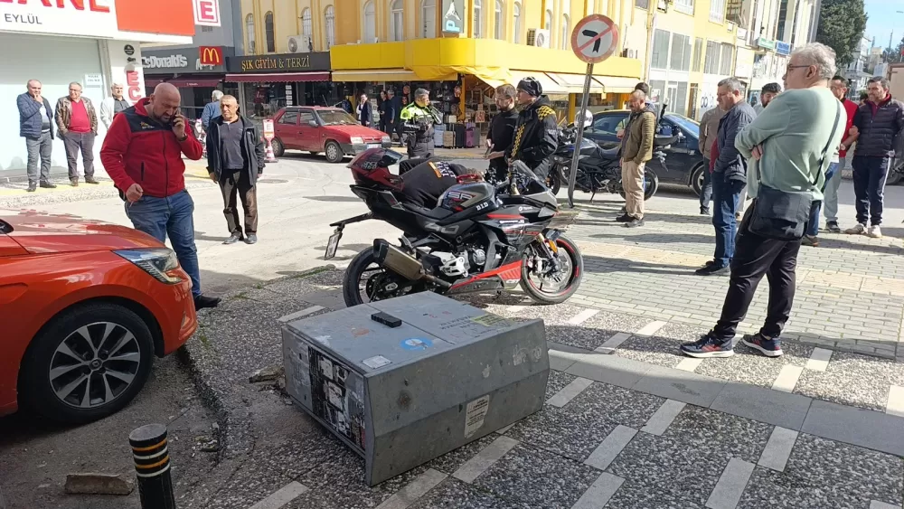 Otomobil ile çarpışan motosikletli metrelerce savruldu
