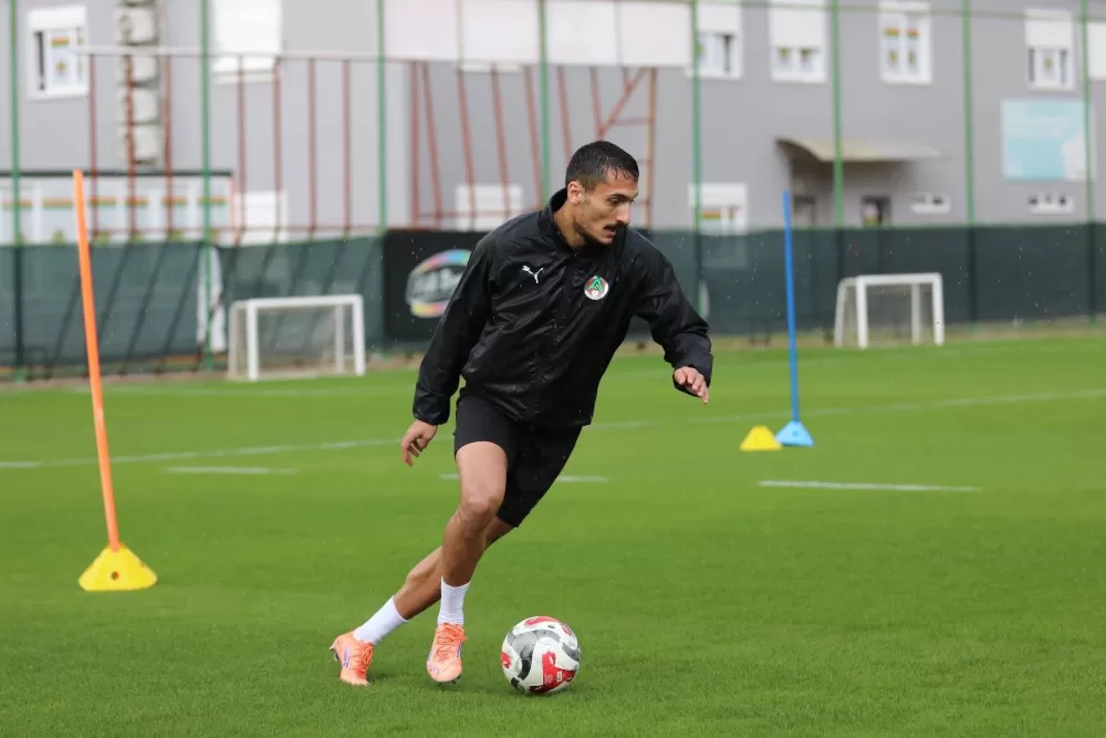 Alanyaspor'da Galatasaray mesaisi Teknik Direktör Pereira'ya doğum günü sürprizi