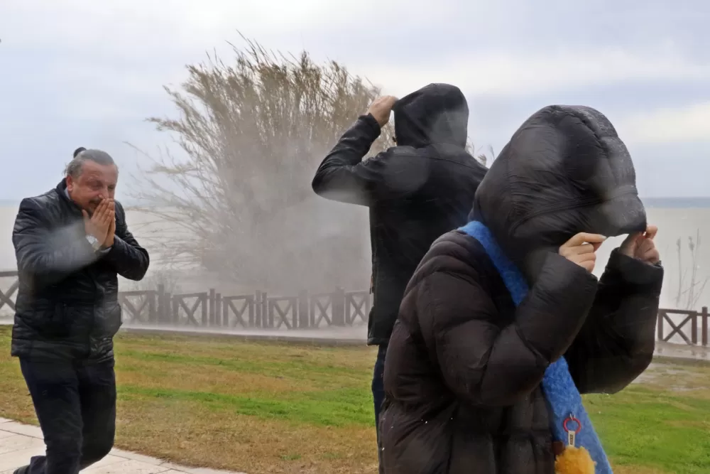 Düdenden akıp kahverengiye bürüdü! Dev dalgalar şelaleyi tersine döndürdü