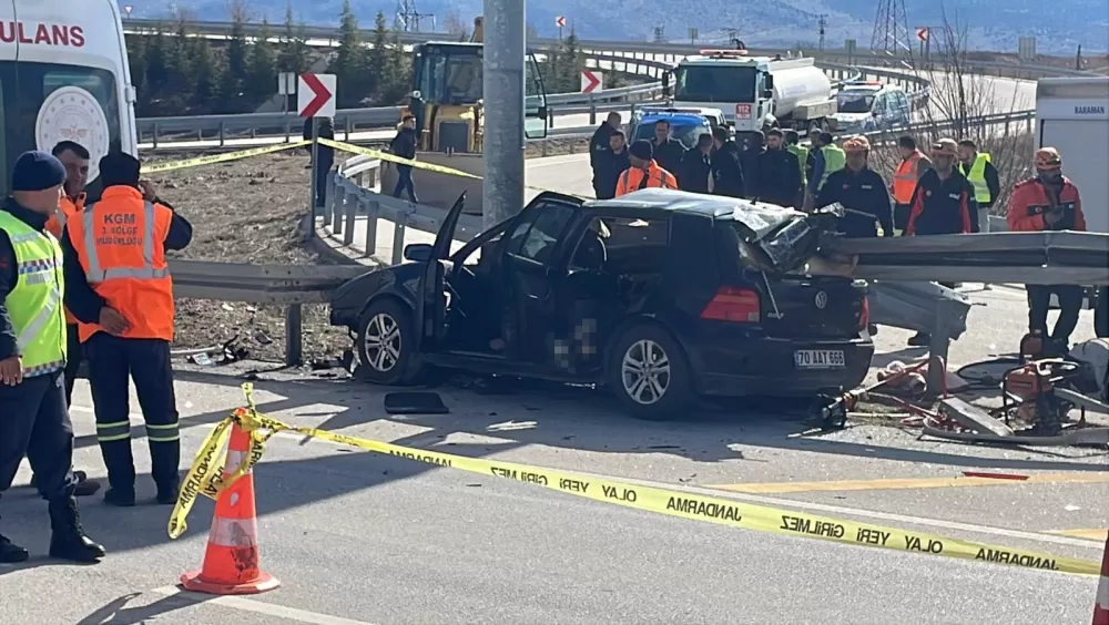   Karaman'da Otomobil bariyerlere ok gibi saplandı  Anne ve baba öldü, kız çocukları yaralandı