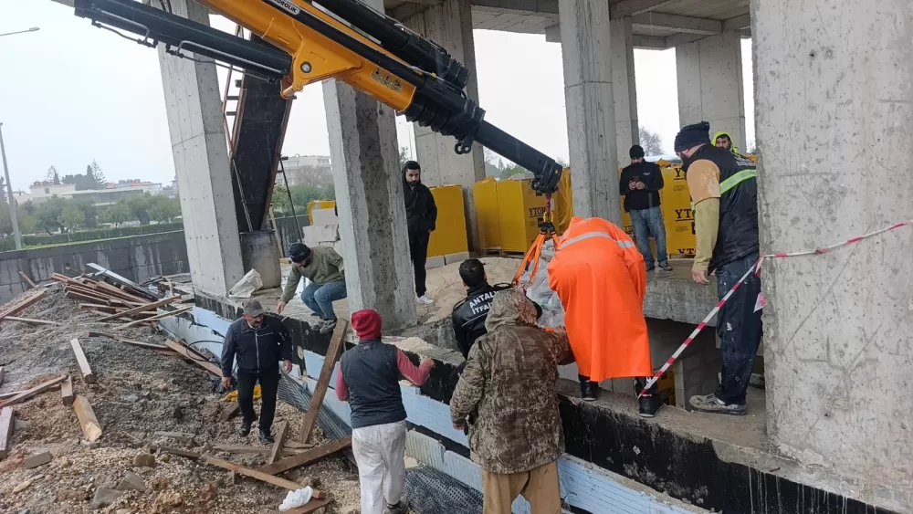 Antalya'da inşaat boşluğuna düştü! Vinç yardımıyla kurtarıldı