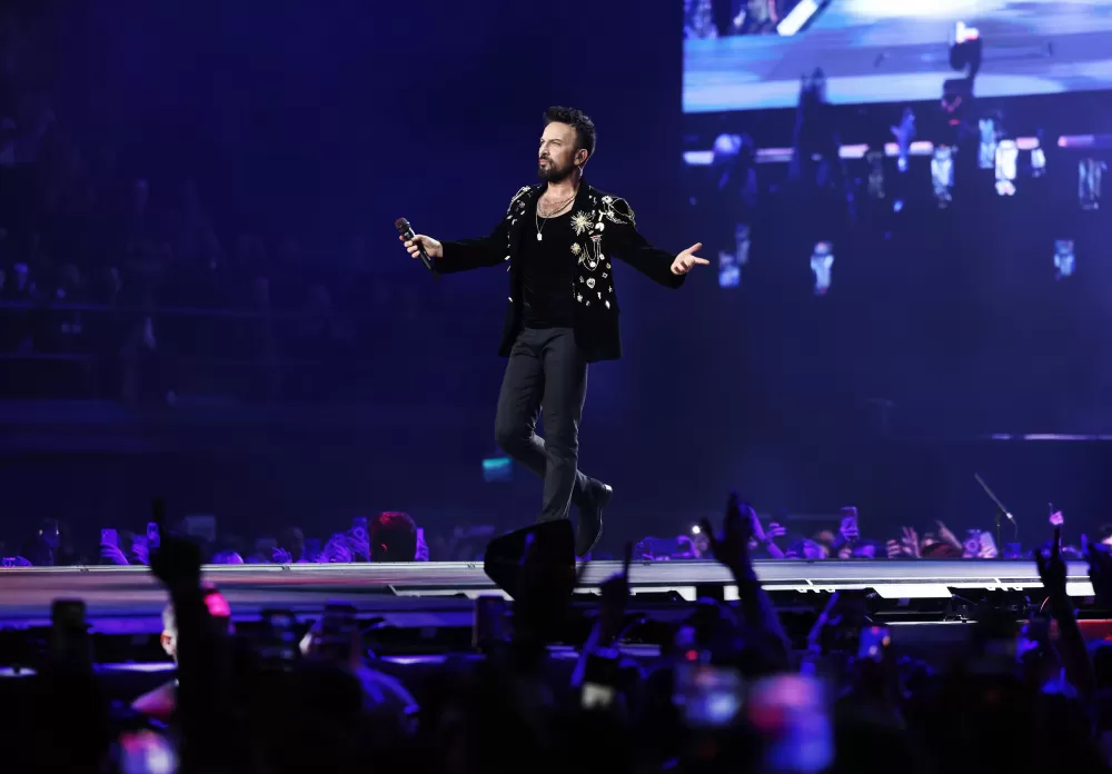 Megastar Tarkan sevenlerine unutulmaz bir gece yaşattı  yaklaşık 50 bin kişi dinledi