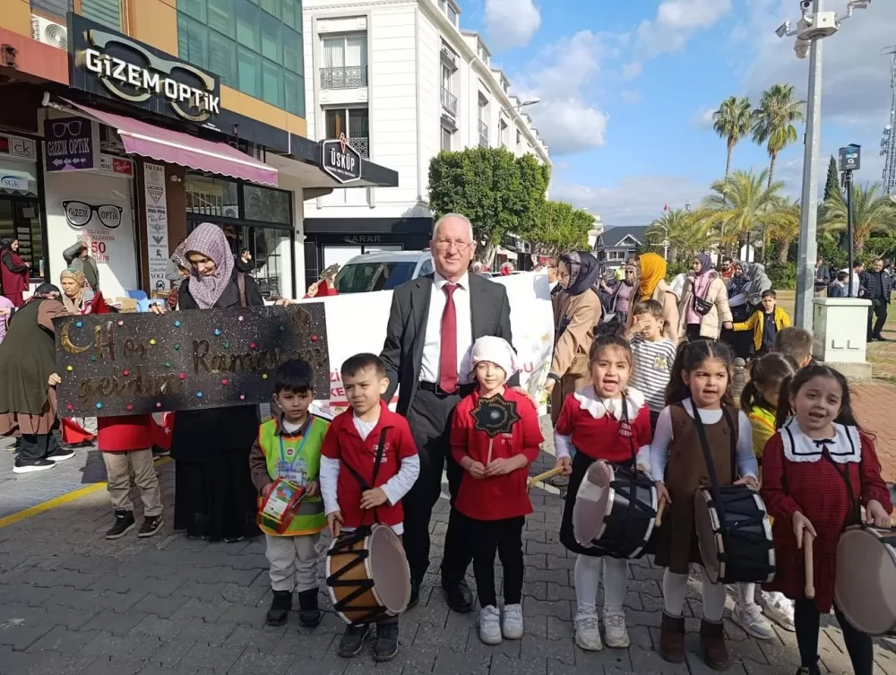 Antalya Gazipaşa'da Minikler Ramazan davullarıyla renkli görüntüler oluşturdu