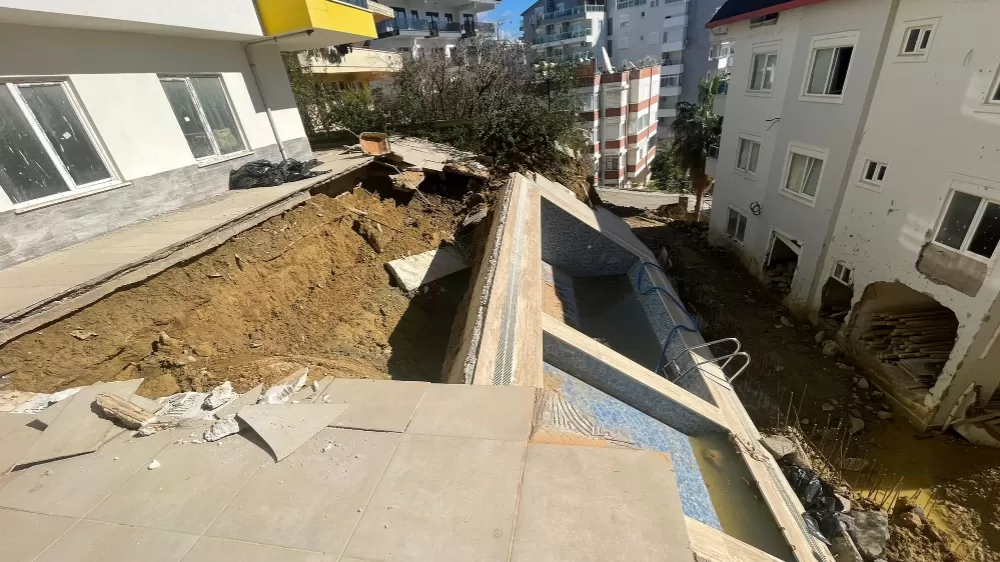 Sağanak sonrası apartman bahçesindeki havuz çöktü, 7 katlı apartman tahliye edildi
