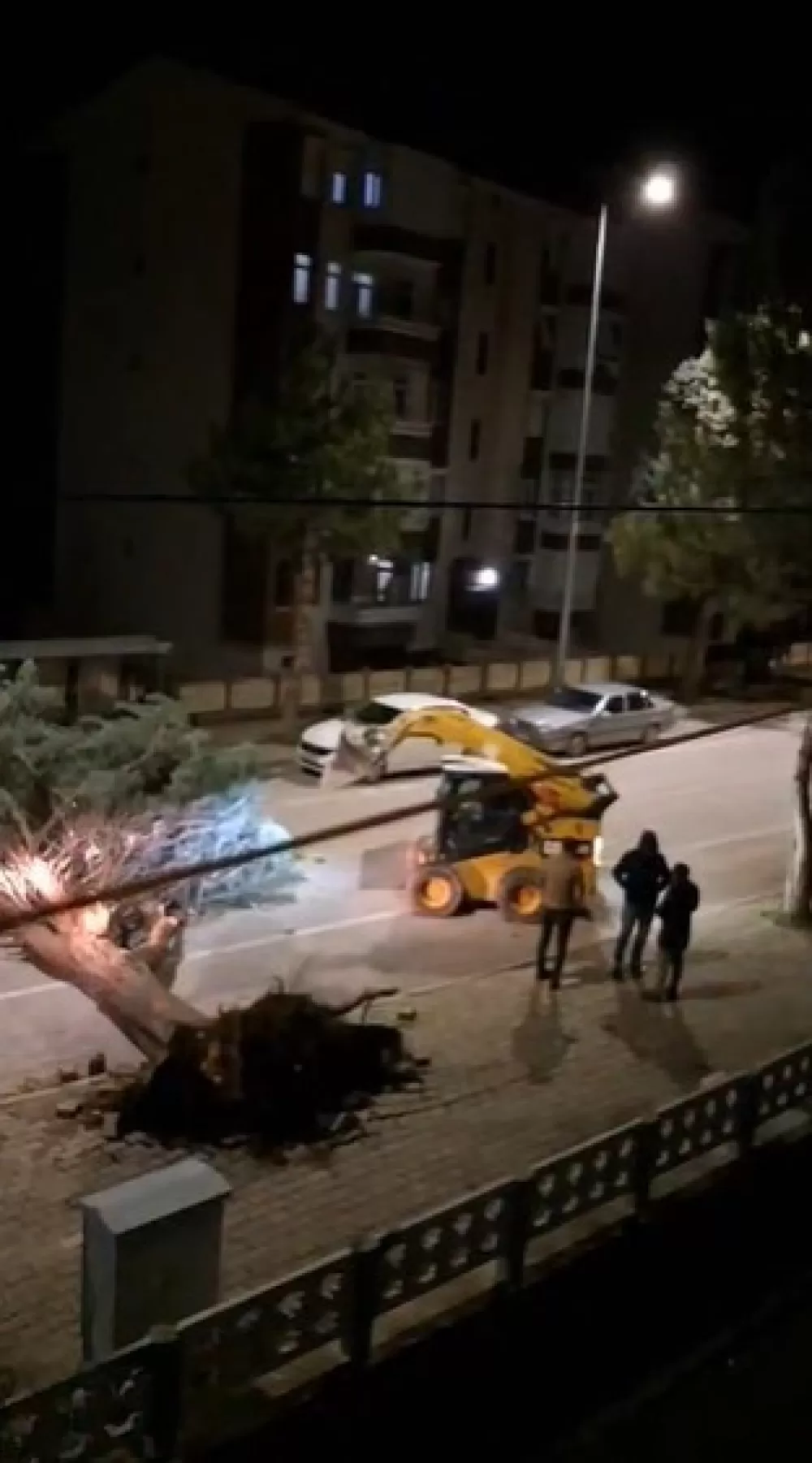 Isparta'da şiddetli fırtına cami külahını yerinden söktü