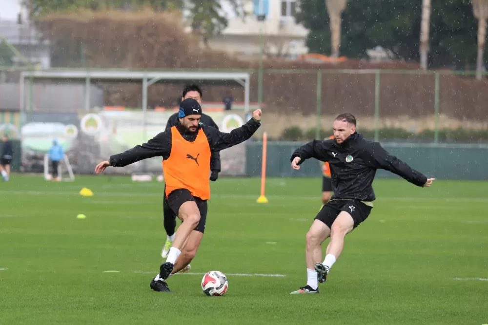 Alanyaspor'da Galatasaray mesaisi Teknik Direktör Pereira'ya doğum günü sürprizi