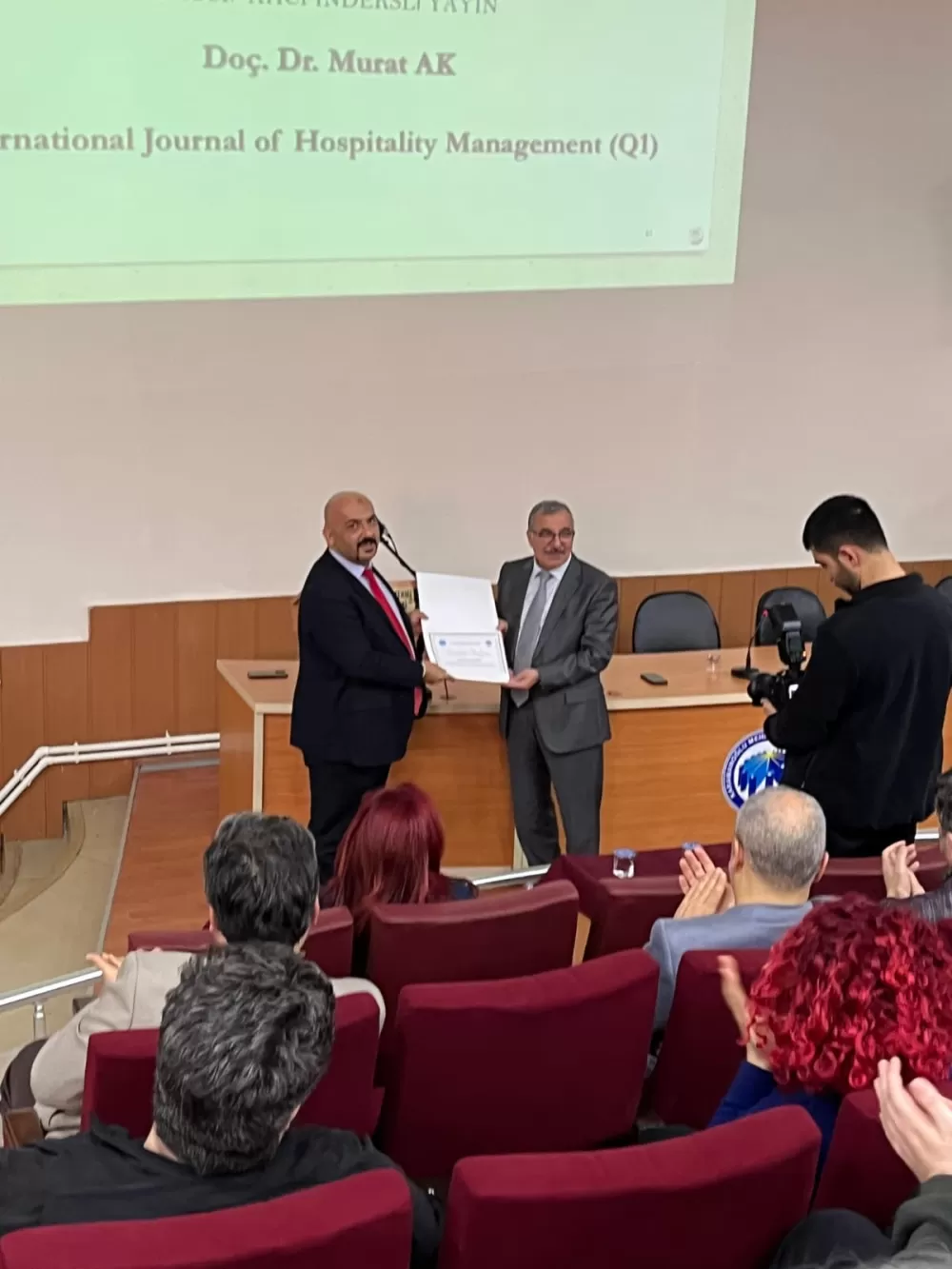 Doç. Dr. Murat Ak’a akademik başarı ödülü