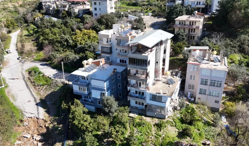 Antalya'da heyelan riski 3 bina tahliye edildi, sokak trafiğe kapatıldı