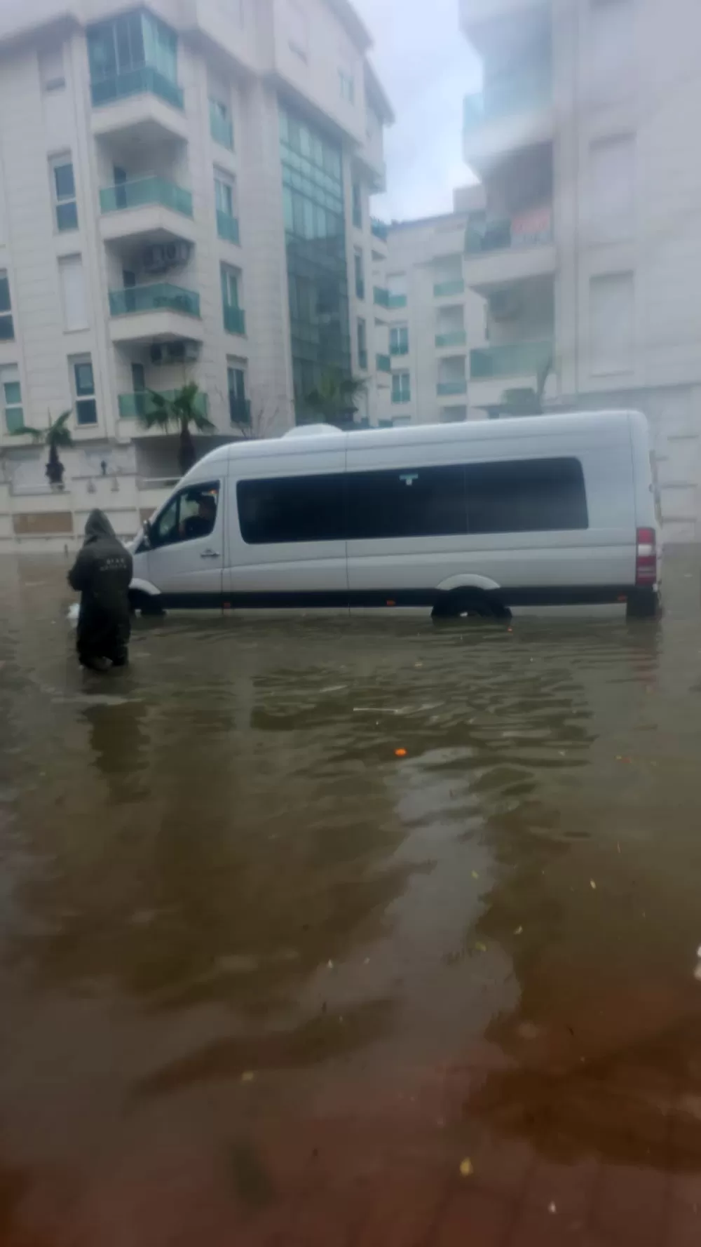 Antalya'da servis aracı mahsur kaldı! Ekipler tarafından tahliye edildiler