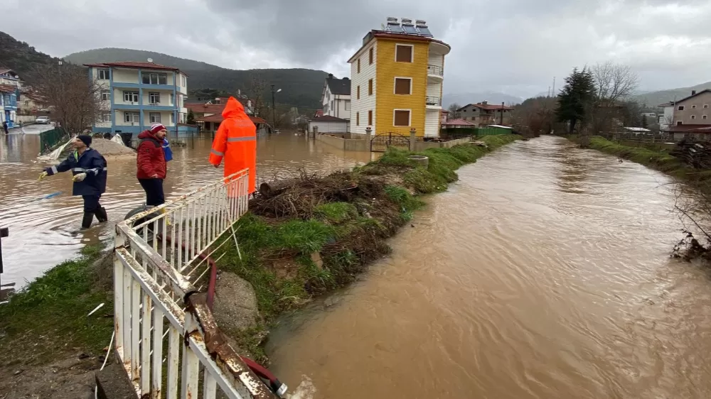 Taşkın suları tahliye ediliyor, bozulan yollar onarılıyor