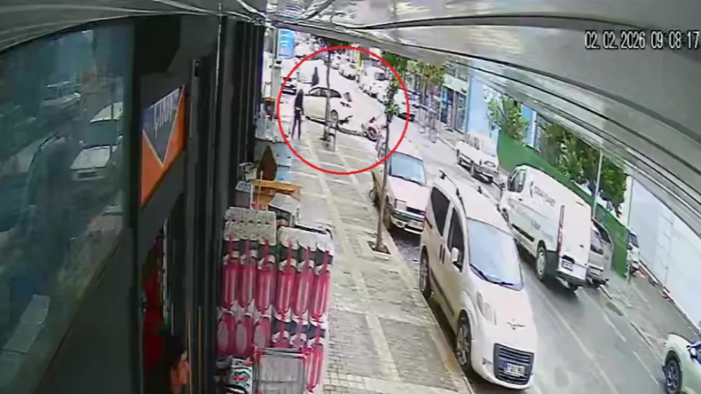 Ters yönden gelen motosikletin otomobille çarpışma anı kamerada: 1 yaralı