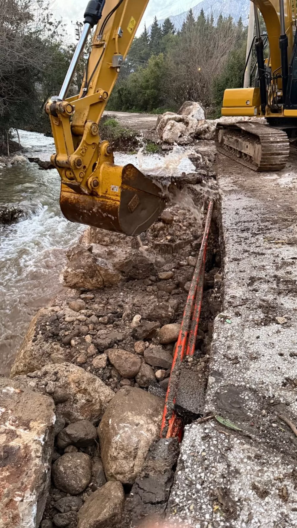 Kemer'de şiddetli yağış nedeniyle çöken yol onarıldı