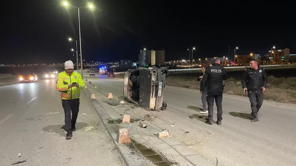    Karaman’da beton duba ve aydınlatma direğine çarpan otomobil yan yattı 2 yaralı
