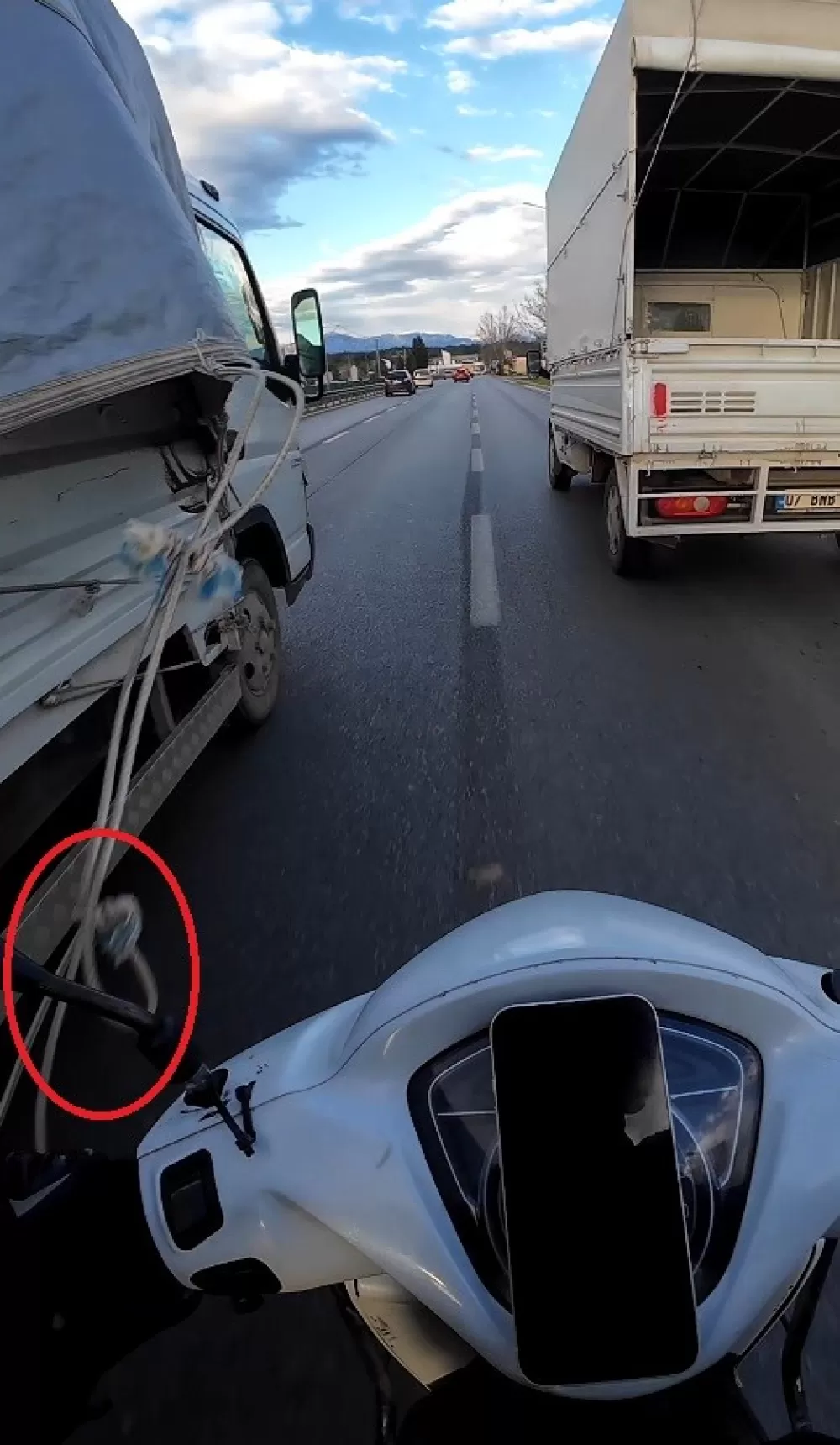 Antalya'da faciadan dönülen o anlar kamerada Motokurye ölümle burun buruna geldi