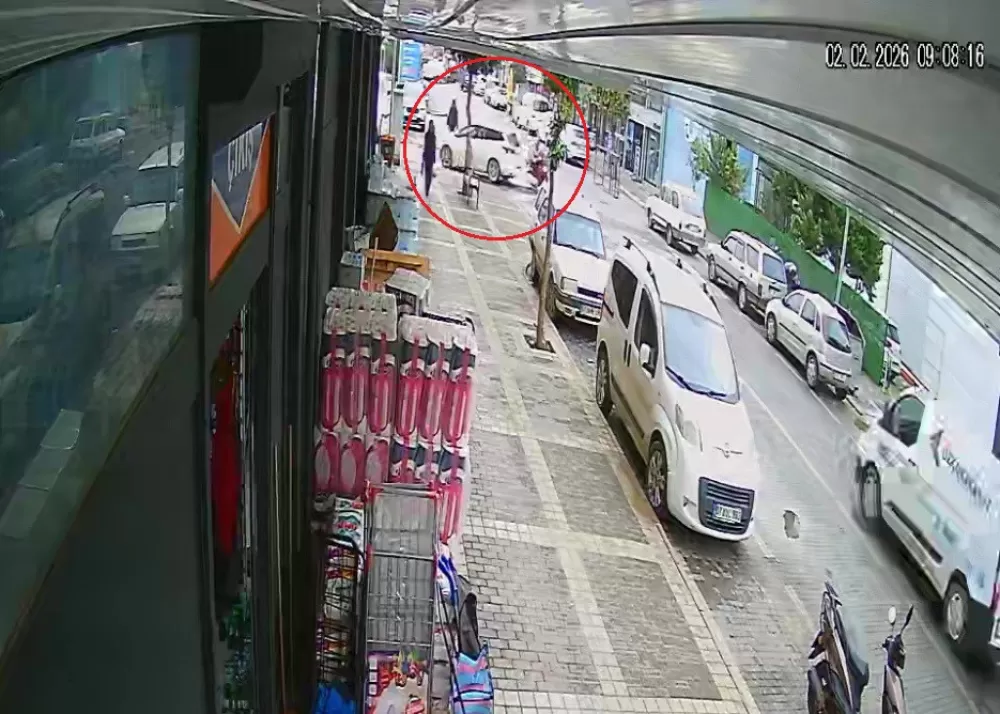 Ters yönden gelen motosikletin otomobille çarpışma anı kamerada: 1 yaralı